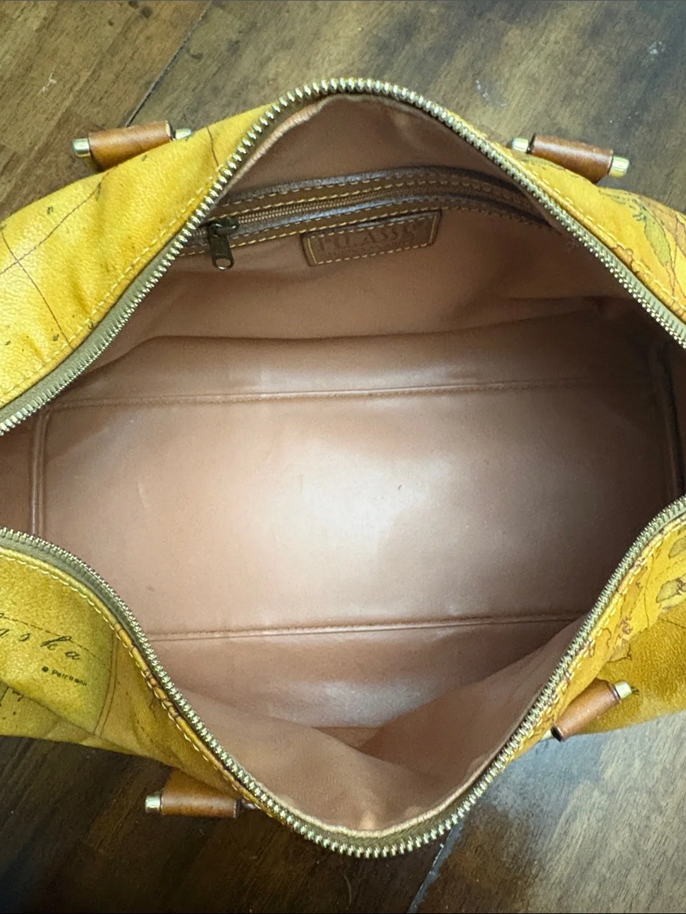 Low start Alviero Martini Geo Map Boston Travel Bag w/ Lock & Key in GUC. - Picture 11 of 16